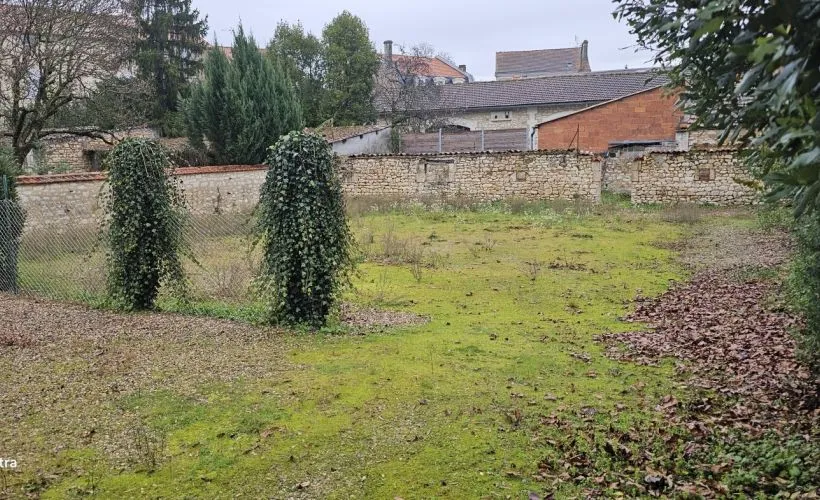Image Terrain à bâtir de 460 m² à LA ROCHEFOUCAULD (16)