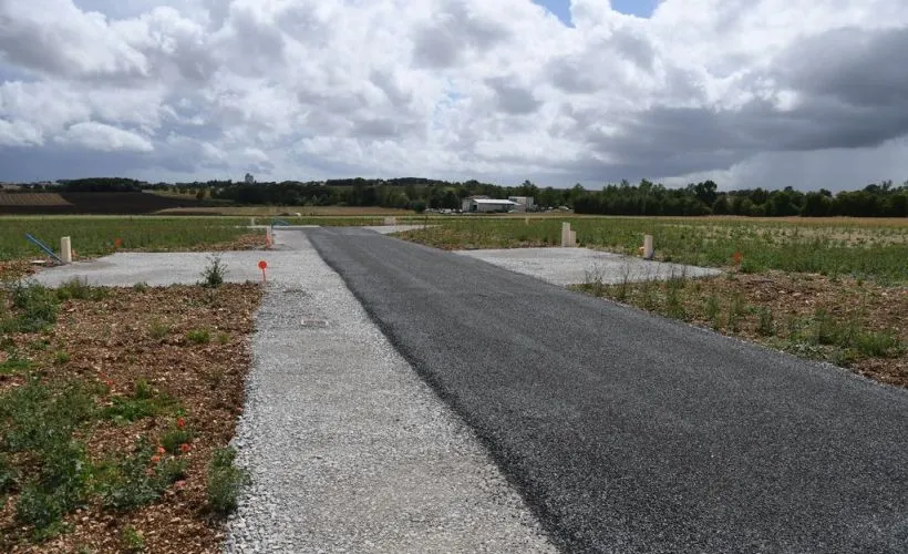 Image Terrain à bâtir de 669 m² à TOURRIERS (16)