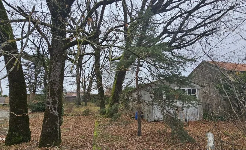 Image Terrain à bâtir de 787 m² à VOEUIL-ET-GIGET (16)