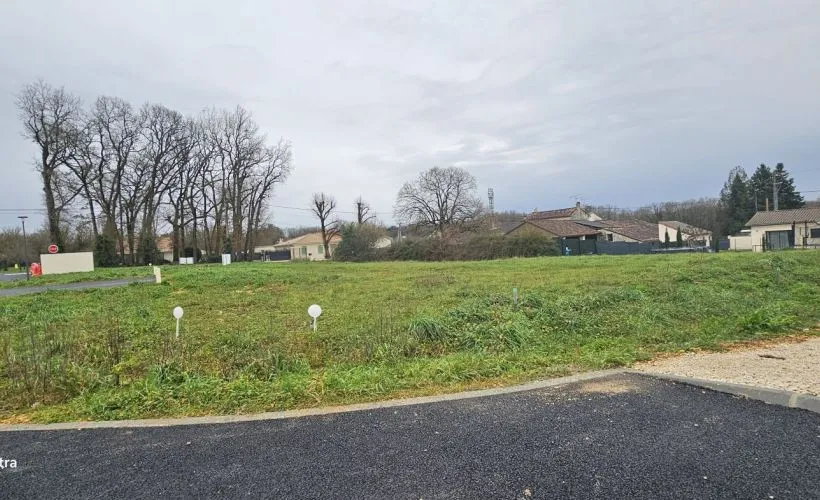 Image Terrain à bâtir de 719 m² à VOEUIL-ET-GIGET (16)