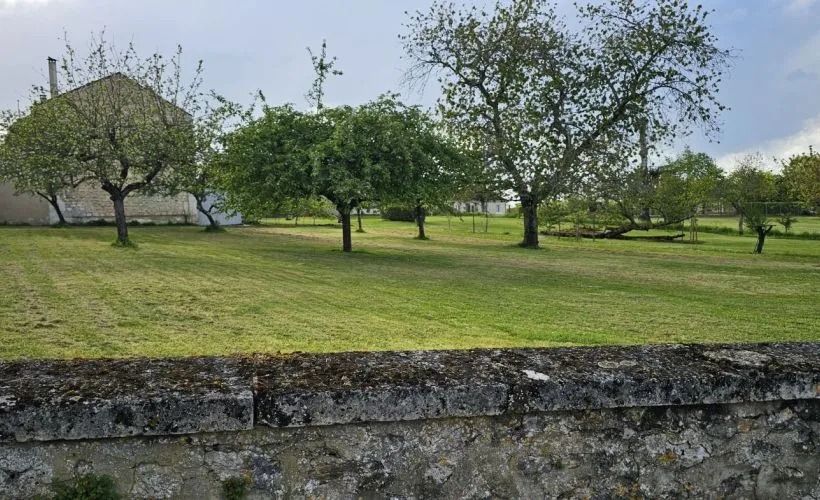 Image Terrain à bâtir de 1050 m² à MAGNAC-SUR-TOUVRE (16)