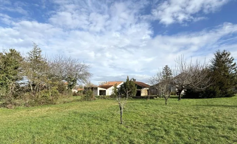 Image Terrain à bâtir de 300 m² à CHAILLEVETTE (17)