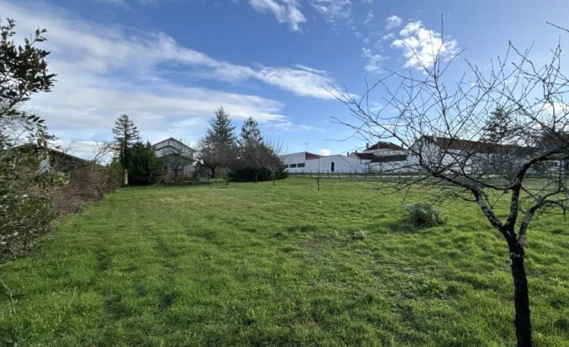 Image Terrain à bâtir de 300 m² à CHAILLEVETTE (17)