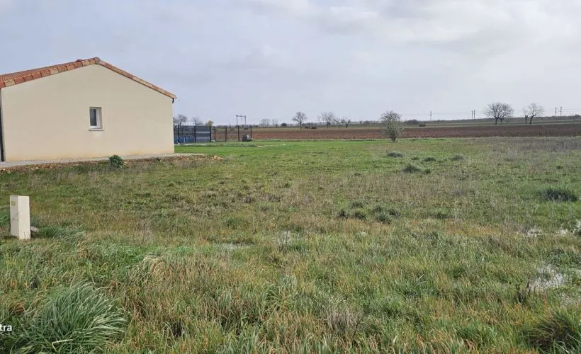 Image Terrain à bâtir de 629 m² à ROULLET-SAINT-ESTEPHE (16)