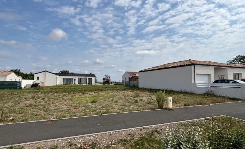 Image Terrain à bâtir de 347 m² à SEMUSSAC (17)