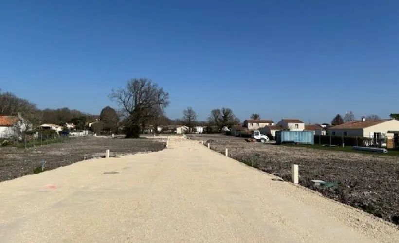 Image Terrain à bâtir de 411 m² à MEDIS (17)