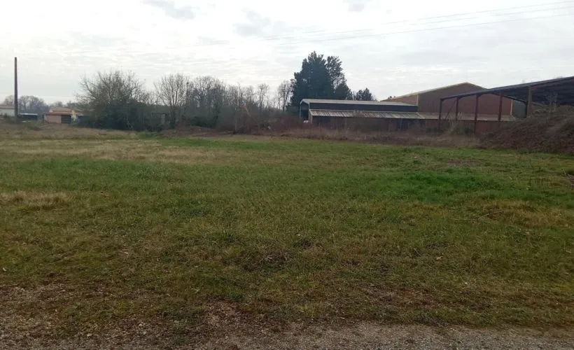 Image Terrain à bâtir de 970 m² à PLASSAC (17)