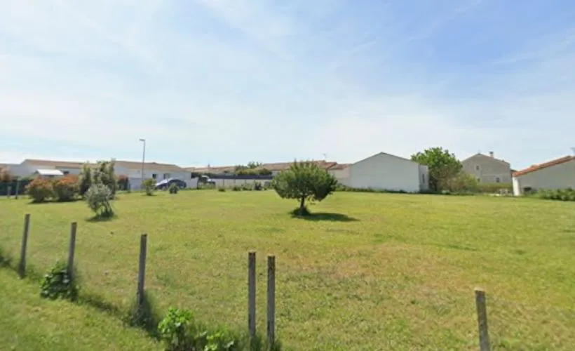 Image Terrain à bâtir de 697 m² à SAINT-ROMAIN-DE-BENET (17)