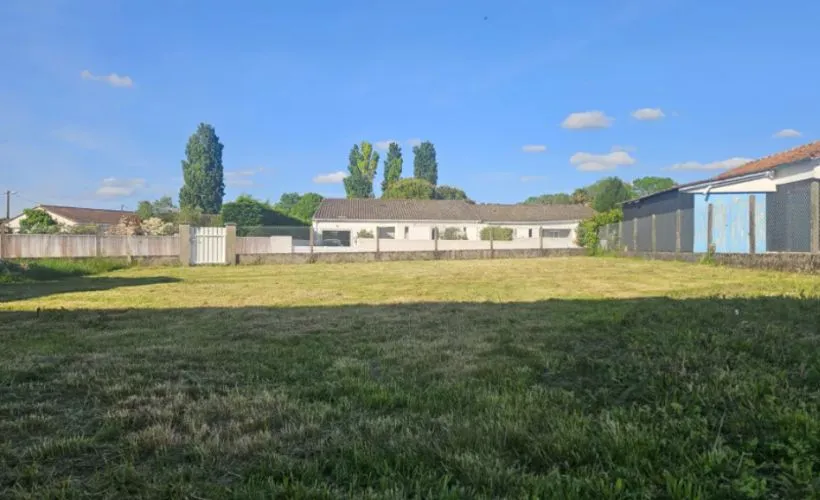 Image Terrain à bâtir de 467 m² à SAINT-SULPICE-DE-ROYAN (17)