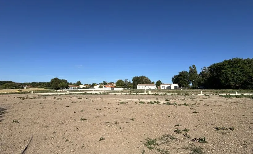 Image Terrain à bâtir de 378 m² à GREZAC (17)