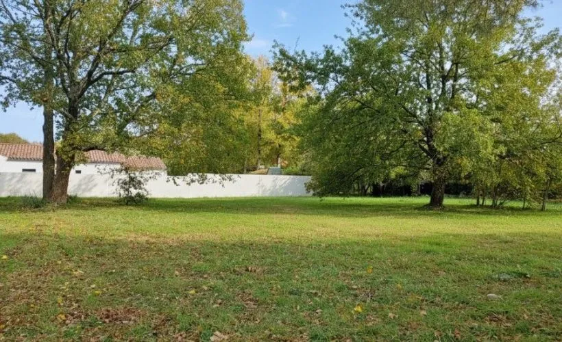 Image Terrain à bâtir de 370 m² à BREUILLET (17)