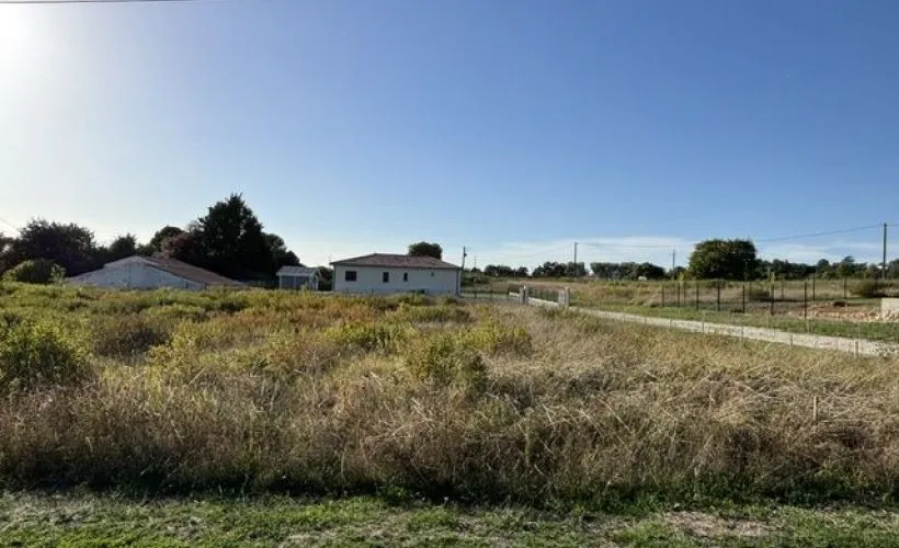 Image Terrain à bâtir de 900 m² à PONS (17)