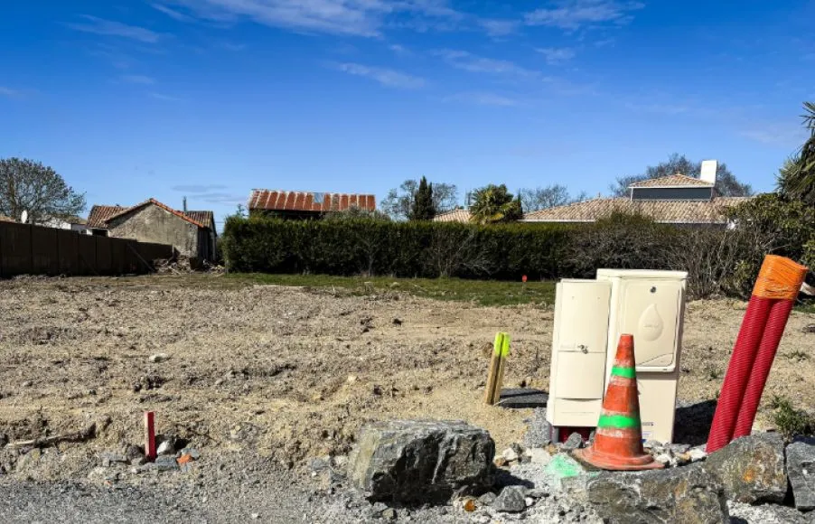 Image Terrain à bâtir de 395 m² à SAINT-LUMINE-DE-COUTAIS (44)